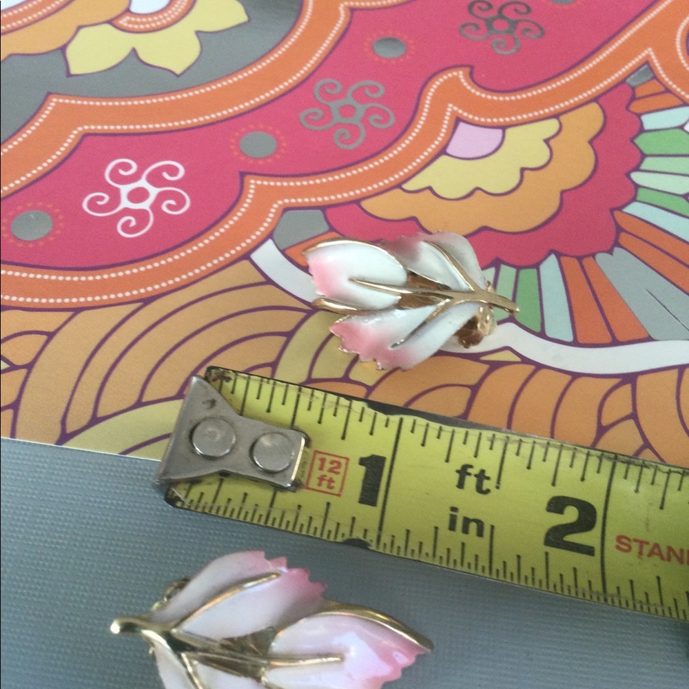 Vintage Clip-On Leaf Earrings - Picture 5 of 7
